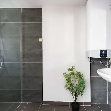 Living In Center Apartment *