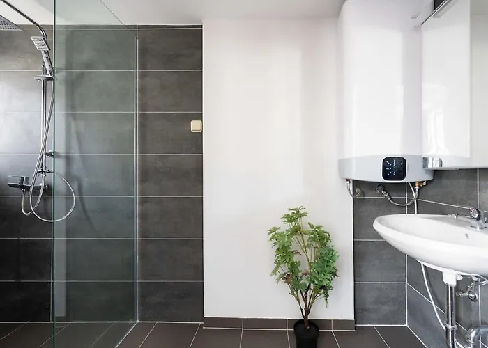 Living In Center Apartment *